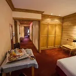 Hotel Restaurant Les Jardins De Sophie 4*